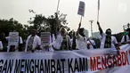 Massa dari Pergerakan Dokter Muda Indonesia melakukan aksi di depan Istana Negara, Jakarta, Kamis (19/7). Mereka ingin mengadukan isu terkait pungli yang dilakukan Fakultas Kedokteran dan Kemenristek Dikti Ke Presiden Jokowi. (Liputan6.com/Johan Tallo)