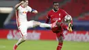 Penyerang Liverpool, Divock Origi (kanan) berebut bola dengan gelandang RB Leipzig, Marcel Sabitzer pada pertandingan leg kedua babak 16 besar Liga Champions di stadion Puskas Arena, Budapest, Hongaria, Kamis (11/3/2021). Liverpool unggul secara agregat dengan skor 4-0 . (AP Photo/Laszlo Balogh)
