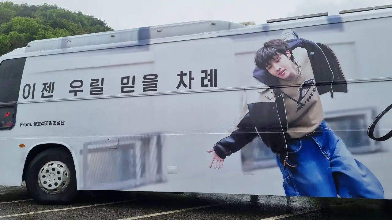 Bus Kiriman ARMY untuk J-Hope