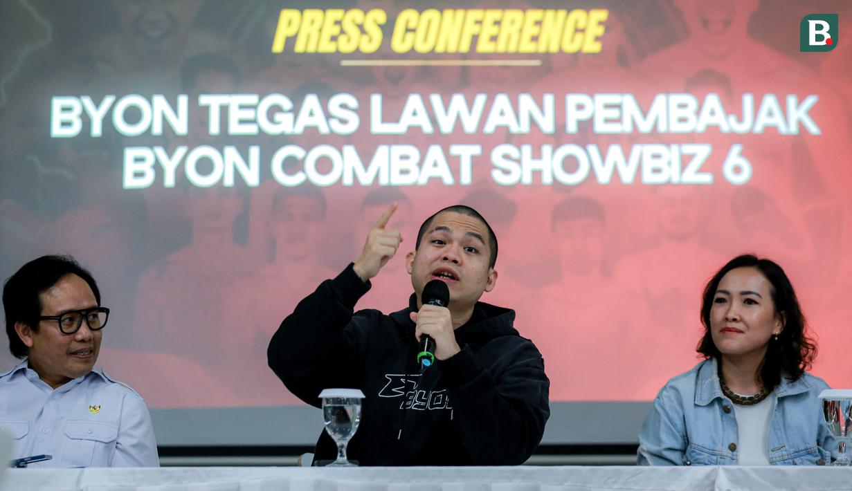 Berdasarkan hasil penelusuran, pelaku menggunakan metode sederhana namun sistematis dengan menggunakan dua perangkat telepon genggam. Perangkat pertama digunakan untuk memutar tayangan resmi, sementara yang kedua menyorot layar pertama dan disiarkan kembali melalui siaran langsung di akun TikTok pelaku pembajakan. (Bola.com/Bagaskara Lazuardi)