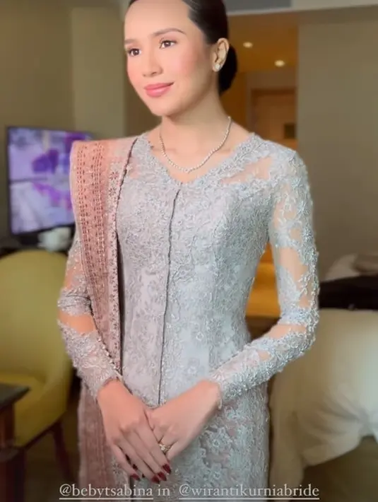 Tanpa aksesori berlebihan, Beby Tsabina kenakan kalung dan cincin berlian yang terlihat minimalis [@wirantikurniabride]