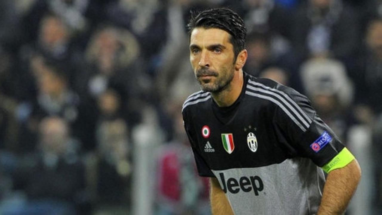 Buffon bertahan di Serie B dan mengukir sejarah