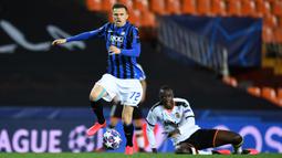 Gelandang Atalanta, Josip Ilicic, berebut bola dengan pemain Valencia pada laga babak 16 besar Liga Champions 2019-2020 di Stadion Mestalla, Valencia, Rabu (11/3). Atalanta menang 4-3 atas Valencia. (AFP/POOL UEFA)