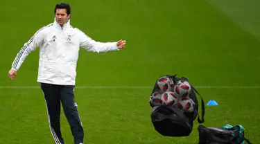 Pelatih sementara Real Madrid, Santiago Solari menghadiri sesi pelatihan di fasilitas pelatihan Ciudad Real Madrid di Valdebebas, Madrid (30/10). Solari menggantikan Julen Lopetegui yang dipecat usai kalah dari Barcelona 5-1. (AFP Photo/Gabriel Bouys)