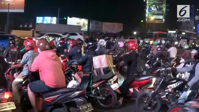 Meski hari raya Idul Fitri masih delapan hari lagi, namun sejumlah pemudik sepeda motor di jalan raya Kali Malang, kota Bekasi, Jawa Barat, pada kamis malam, mulai terlihat ramai.