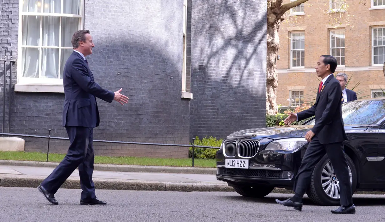 Presiden Joko Widodo (Jokowi) disambut Perdana Menteri Kerajaan Inggris, David Cameron saat tiba di Kantor Perdana Menteri di Kawasan Downing Street 10, Kota London, Selasa (19/4/2016). (Foto: Laily Rachev/ Setpres) 