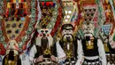 Penari yang dikenal sebagai "Kukeri" mengenakan kostum dan topeng saat tampil dalam Festival Internasional Masquerade Games di Pernik, Bulgaria (28/1). Festival kostum dan tarian ini digelar selama tiga hari. (AFP/Nikolay Doychinov)