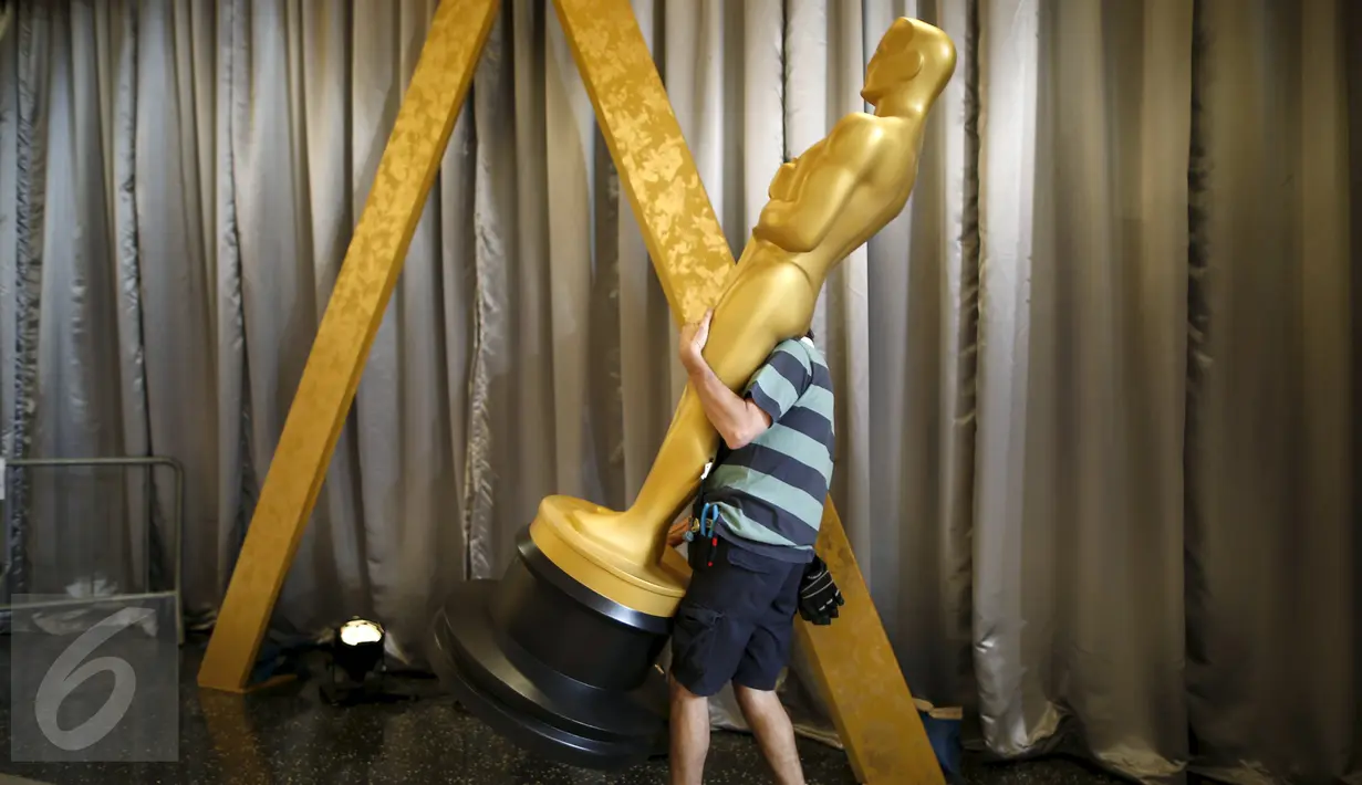 Pekerja saat membawa patung Oscar dalam persiapan ke-88 Academy Awards di Hollywood, Los Angeles , California, (27/2). Berbagai kategori pemenang diberikan pada gelaran untuk film Amerika ini. (REUTERS / Lucy Nicholson)