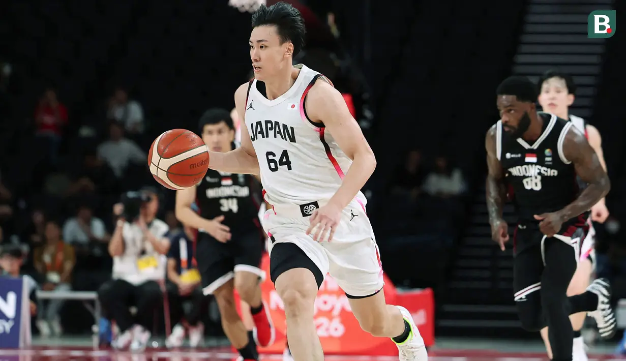 Pemain Jepang, Shinji Takashima, berlari membawa bola menyusuri lapangan untuk mencetak skor saat menghadapi Timnas basket putra Indonesia dalam pertandingan Grup A Asian Games 2026 di Aichi International Arena, Nagoya, Jepang, Kamis (10/9/2026). Jepang menang telak 98-53 atas Indonesia. Kekalahan ini menjadi salah satu hasil yang membuat langkah Timnas basket putra Indonesia terhenti di fase grup. (JIJI PRESS/AFP/Japan OUT)