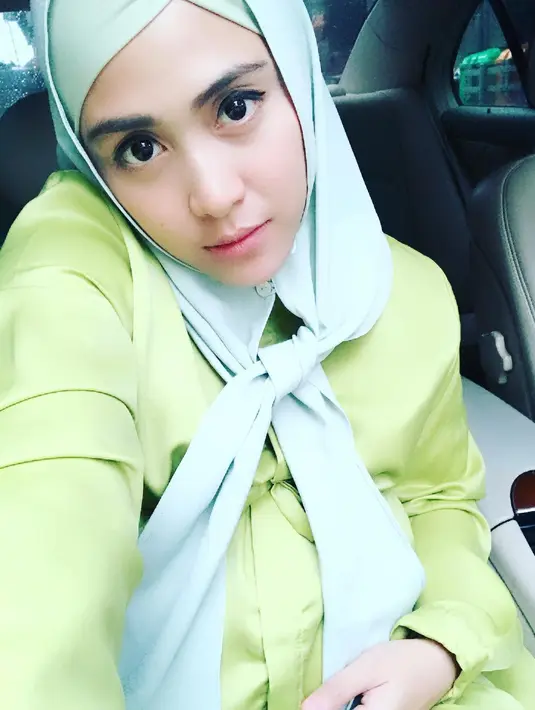 Nah kalau kali ini April tampak cantik saat sedang selfie di dalam mobilnya. Ia mengenakan busana berwarna hijau yang membuatnya terlihat cerah dan memikat pastinya. (Instagram/apriljasmine)