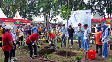 KAI melakukan penanaman pohon ke-77 ribu di Halaman Pusat Pendidikan dan Pelatihan Ir. H. Djuanda, Bandung