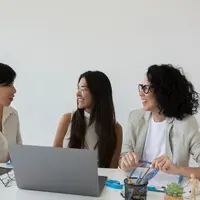 illustrasi wanita bekerja copyright/freepik