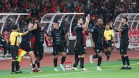 Para pemain Persija Jakarta merayakan gol yang dicetak oleh Allano Lima ke gawang PSIM Yogyakarta dalam laga pekan ke-14 BRI Super League 2025/2026 di Stadion Utama Gelora Bung Karno, Jakarta, Jumat (28/11/2025). (Bola.com/M Iqbal Ichsan)