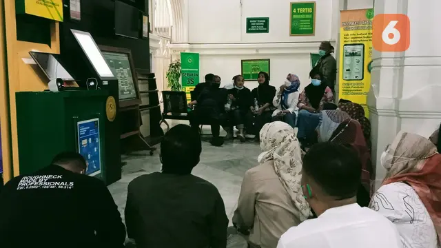 Para kerabat sedang mengikuti sidang virtual pembacaan vonis perkara suap dan gratifikasi yang menjerat Gubernur Sulsel nonaktif Nurdin Abdullah yang berlangsung di Pengadilan Tipikor Makassar. Senin 29 November 2021 (Liputan6.com/ Eka Hakim)