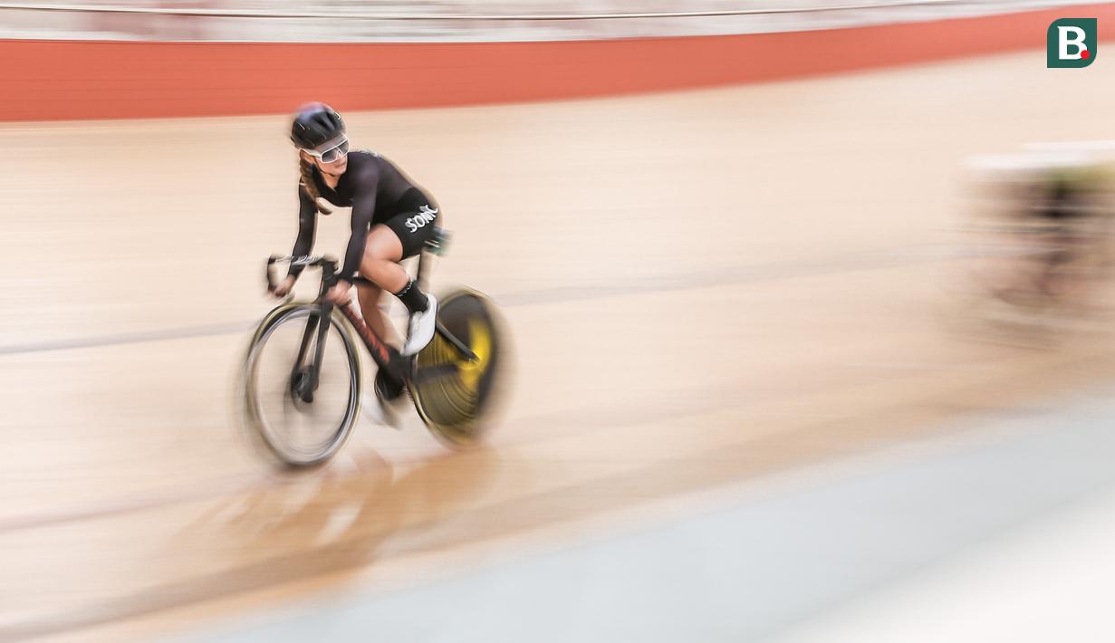 Pebalap putri Indonesia, Ayustina Delia Priatna memacu sepedanya saat berlatih untuk ajang UCI Track Nations Cup 2023 di Jakarta International Velodrome, Rawamangun, Jakarta, Kamis (16/02/2023). (Bola.com/Bagaskara Lazuardi)