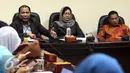 Pimpinan Bawaslu RI, Nasrullah (kiri) memberikan paparan saat Diskusi di Jakarta, Jumat (7/8/2015). Diskusi membahas Calon Tunggal Kepala Daerah dan Komitmen Parpol Siapkan Pemimpin Lokal.(Liputan6.com/Helmi Afandi) 