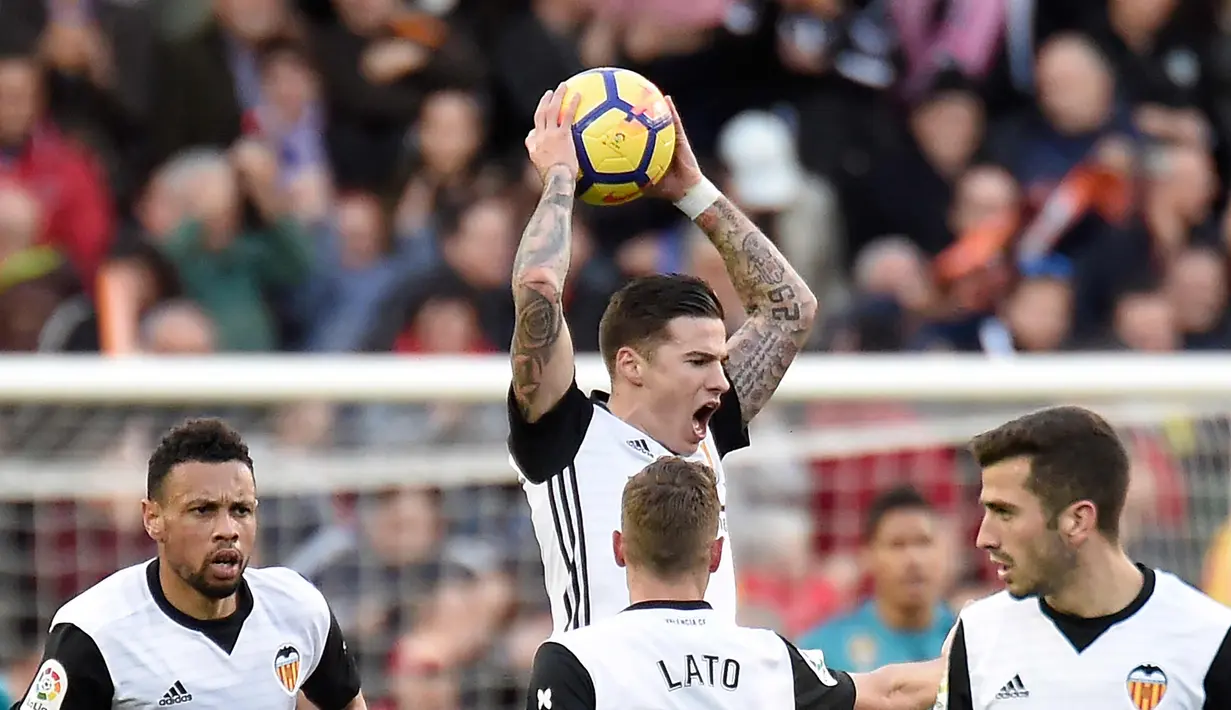Penyerang Valencia Santiago Mina Lorenzo melakukan selebrasi usia mencetak gol ke gawang Real Madrid pada pertandingan La Liga Spanyol di stadion Mestalla, (27/1). Real Madrid menang 4-1. (AFP Photo/Jose Jordan)