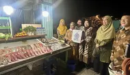 Pemasangan sertifikat halal di kedai UMKM di Kampung Ujung, Labuan Bajo, Nusa Tenggara Timur (NTT), dalam rangkaian puncak acara Festival Syawal 1445 H LPPOM MUI, 8 Mei 2024. (Liputan6.com/Asnida Riani)
