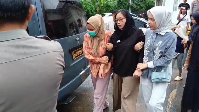 Tangis Histeris Istri Polisi yang Ditembak Pencuri Motor: Dia Orang Baik