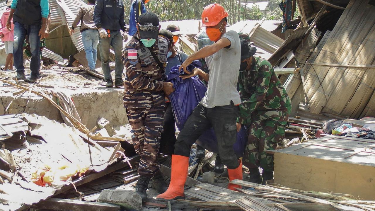 Gunung Lewotobi Laki-Laki erupsi