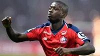 Nicolas Pepe striker Lille  yang berhasil mencetak 22 gol dan 11 assist pada musim 2018/19 lalu menjadi magnet baru bagi klub besar Eropa. Liverpool, PSG dan Inter Milan tertarik dengan jasa pemain berusia 24 tahun berbanderol 50 juta pound ini.  (AFP/Denis Charlet)