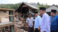 Ketua MPR Zulkifli Hasan mengunjungi korban [gempa Lombok](3628166 "") yang tersebar di berbagai tempat di Provinsi Nusa Tenggara Barat, Senin (27/8). (Istimewa)