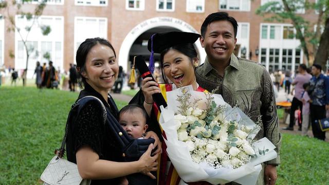 7 Potret Elio Anak Joshua dan Clairine Pakai Blangkon, Gemas Maksimal. (instagram/clairineclay, instagram/jojosuherman)