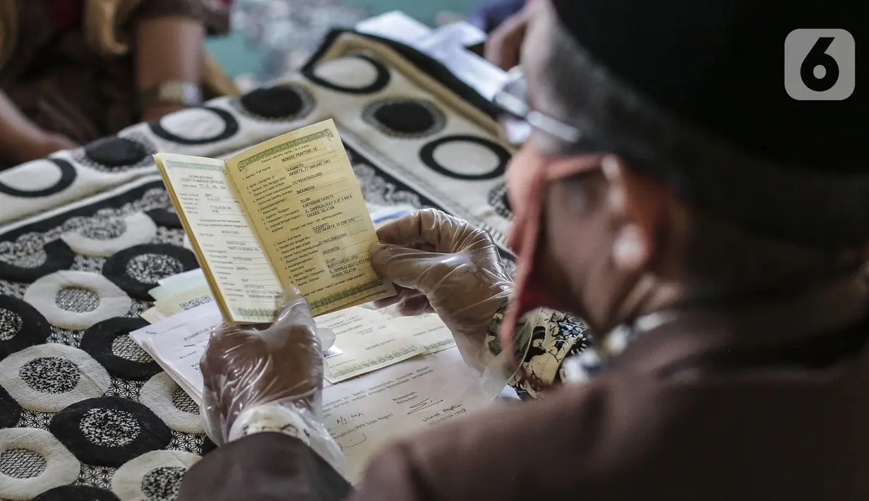 Penghulu menikahkan pasangan pengantin di KUA Pondok Pinang, Kebayoran Lama, Jakarta, Jumat (17/7/2020). Di masa PSBB transisi, pihak KUA menikahkan 8-10 pasangan per hari dengan mengikuti protokol kesehatan sesuai Surat Edaran Menteri Agama Nomor 15 Tahun 2020. (Liputan6.com/Johan Tallo)