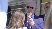 Presiden AS Joe Biden makan es krim bersama penggemar pada Mei 2021. Dok: C-SPAN
