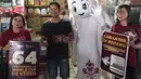 Maskot Piala Dunia 2022, La'eeb berfoto bersama warga saat mengunjungi Pasar Sentra Antasari, Banjarmasin, Kalimantan Selatan, Sabtu (29/10/2022). Sang maskot akan mengunjungi total 11 kota besar di Indonesia dalam program bertajuk Piala Dunia di Langit Indonesia "Berburu La'eeb". (FOTO: Dok. SCM)