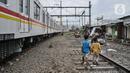 Anak-anak saat bermain di permukiman bantaran rel kereta di kawasan Pademangan, Jakarta Utara, Kamis (16/3/2023). (merdeka.com/Iqbal S Nugroho)