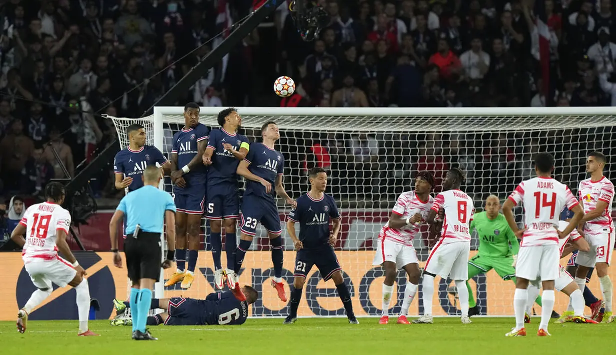 Pemain RB Leipzig Christopher Nkunku melakukan tendangan bebas saat melawan Paris Saint-Germain pada pertandingan sepak bola Grup A Liga Champions di Stadion Parc des Princes, Paris, Prancis, Selasa (19/10/2021). Paris Saint-Germain (PSG) menang 3-2. (AP Photo/Francois Mori)