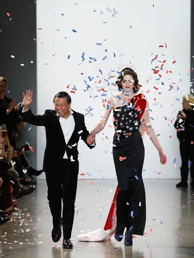 Zang Toi (kiri), desainer Malaysia yang rancangannya dituduh dijiplak Ralph Lauren. (dok. Instagram @zangtoi/https://www.instagram.com/p/B-5PPpIpGku/)