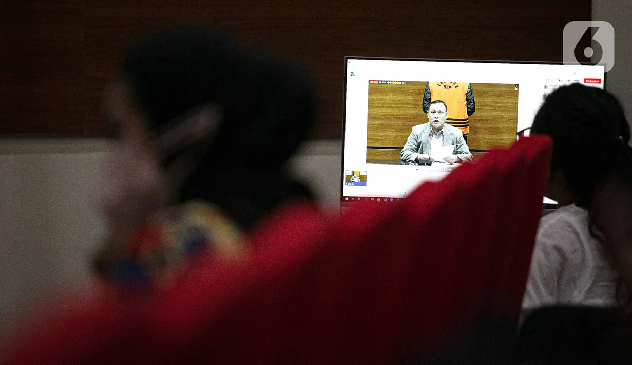 Layar menampilkan Ketua KPK Firli Bahuri saat memberikan keterangan pers di Gedung KPK Jakarta, Sabtu (25/9/2021). KPK menetapkan Wakil Ketua DPR Azis Syamsuddin sebagai tersangka kasus dugaan suap penanganan perkara di Pemerintahan Kabupaten Lampung Tengah. (Liputan6.com/Faizal Fanani)