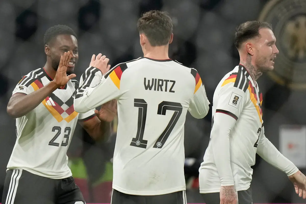 Florian Wirtz (tengah) dkk. merayakan gol Jerman ke gawang Slovakia di Grup A Kualifikasi Piala Dunia 2026 zona Eropa di Leipzig, Selasa (18/11/2025) dini hari WIB. (AP Photo/Matthias Schrader)