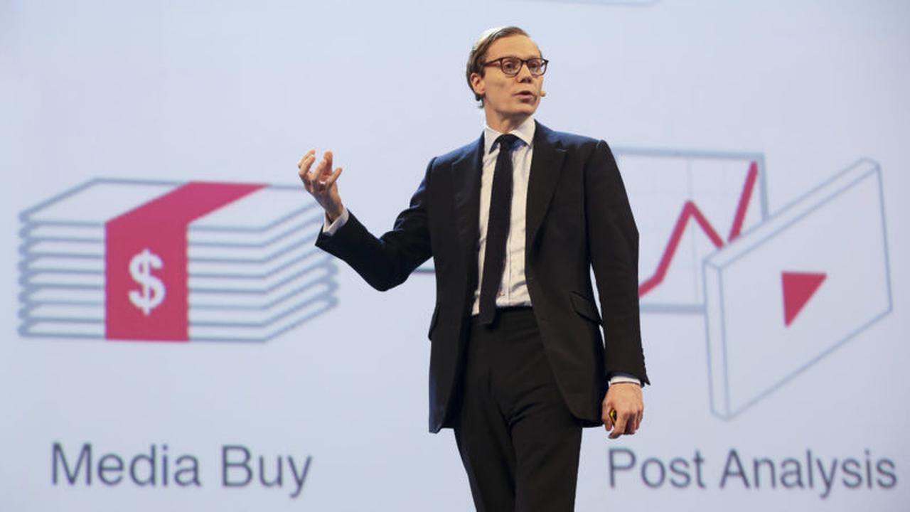 Pemimpin Cambridge Analytica, Alexander Nix, mempresentasikan jasa layanan konsultan politiknya di hadapan publik (Christian Charisius/AP)