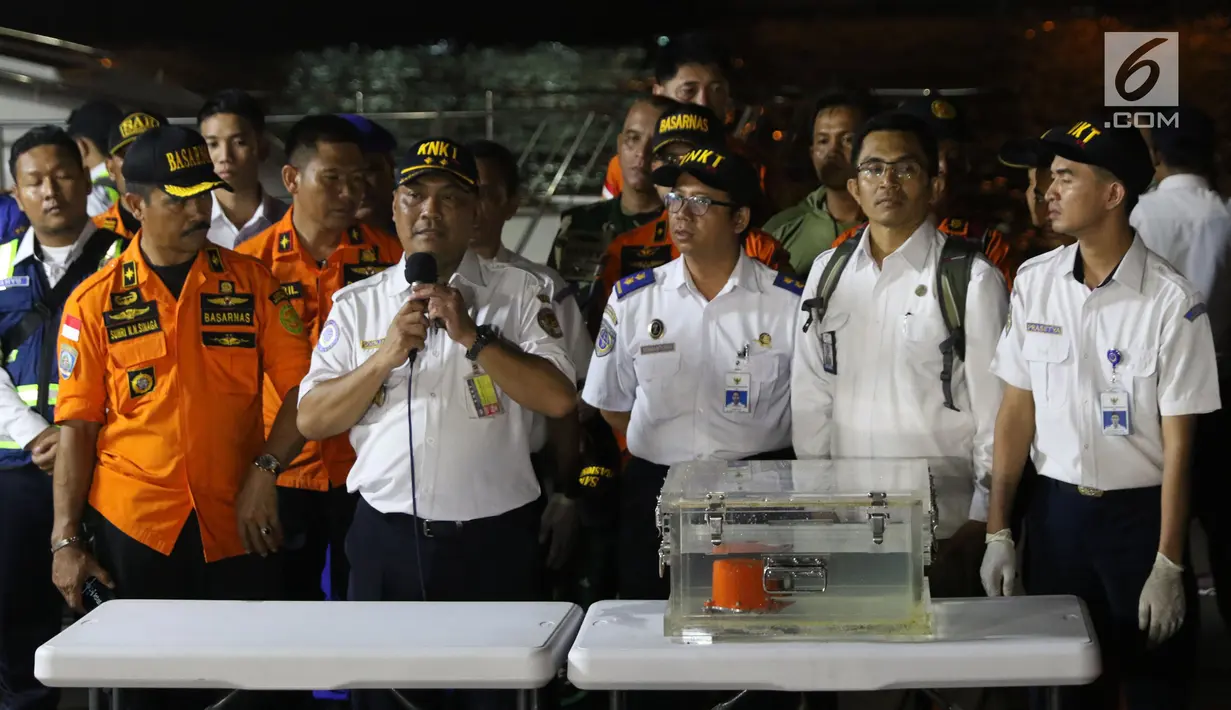 Kepala KNKT Soerjanto Tjahjono dan Kepala Balai Survei Kelautan BPPT M. Ilyas saat rilis penemuan Black Box atau kotak hitam dari pesawat Lion Air JT 610 di posko evakuasi JICT 2, Tanjung Priok, Jakarta, Kamis (1/11). (Liputan6.com/Helmi Fitriansyah)
