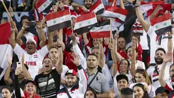 Dukungan fans Suriah kepada timnya saat melawan Australia pada laga kualifikasi Piala Dunia 2018 di  Sydney (10/10/2017). Australia menang 2-1 pada leg kedua tersebut. (AP/Rick Rycroft)