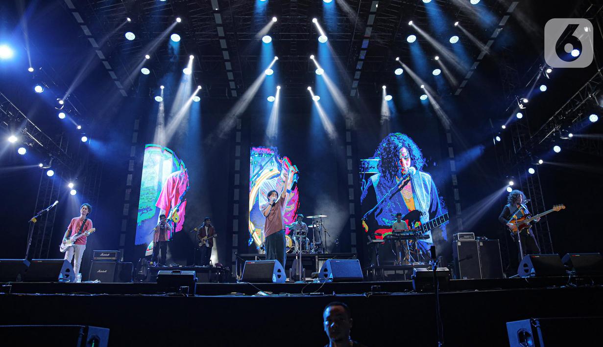 Penampilan band Sheila On 7 dalam konser Sheila on 7 yang bertajuk 'Tunggu Aku di Jakarta' di kawasan JIExpo Kemayoran, Jakarta Pusat, Sabtu, (28/1/2023). Dalam penampilannya mereka membawakan sejumlah lagu hits seperti Film Favorit, Seberapa Pantas, Dan. (Liputan6.com/Faizal Fanani)