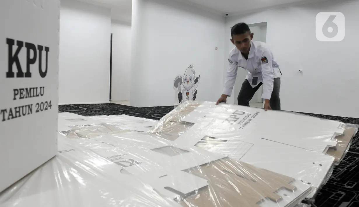 Tidak ada kendala dalam pendistribusian logistik Pemilu 2024 di DKI Jakarta karena relatif dekat dengan lokasi penyedia logistik yakni di Tanjung Priok dan Tangerang. (merdeka.com/Imam Buhori)