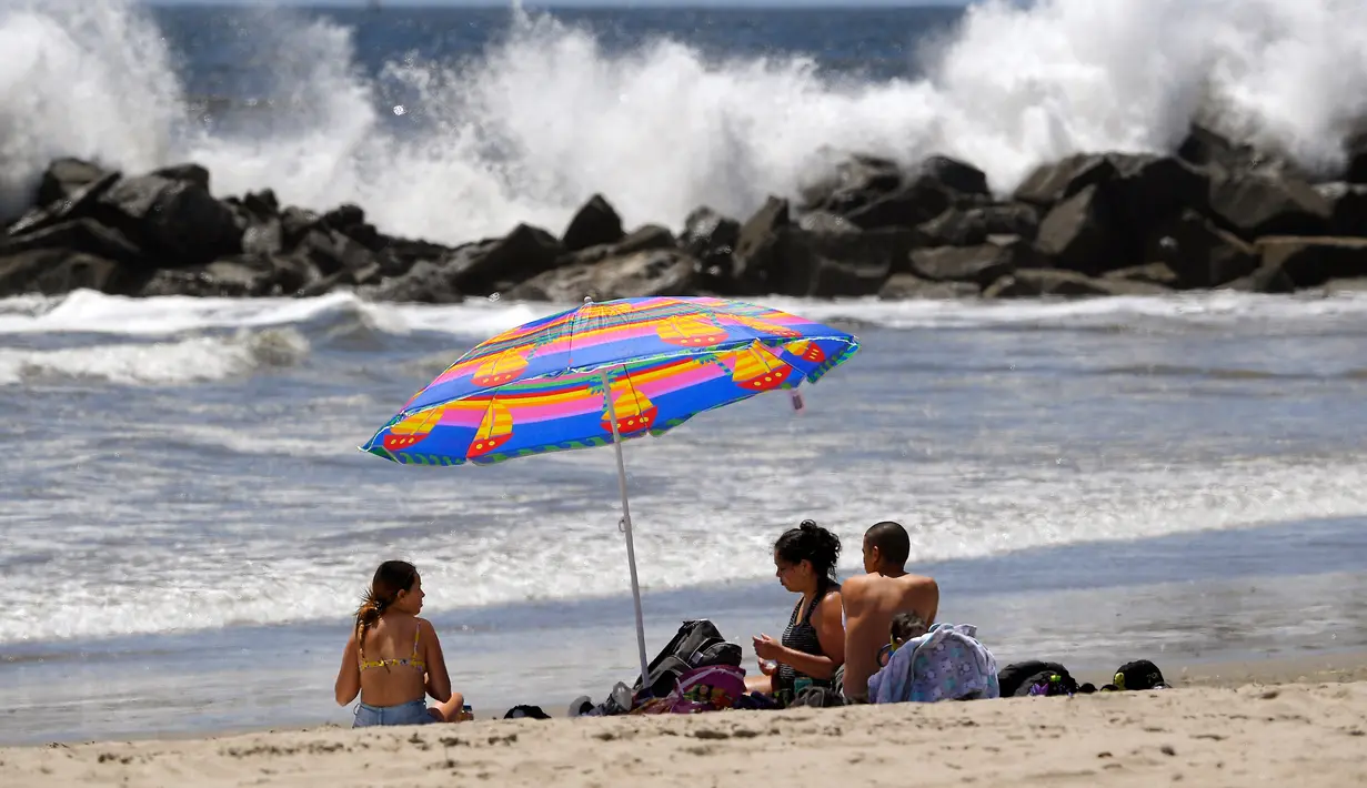 Para pengunjung duduk di Pantai Venice di Los Angeles (13/5/2020). Los Angeles County membuka kembali pantai-pantainya pada Rabu dalam pelonggaran terbaru pembatasan coronavirus yang telah menutup sebagian besar ruang publik dan bisnis California selama hampir dua bulan. (AP/Mark J. Terrill)