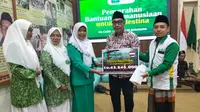 Ning Nuri pengurus PC Fatayat NU Surabaya menyerahkan bantuan simbolis untuk rakyat Palestina kepada Ketua Lazisnu Kota Surabaya Mohammad Mukhrojin. (Istimewa)