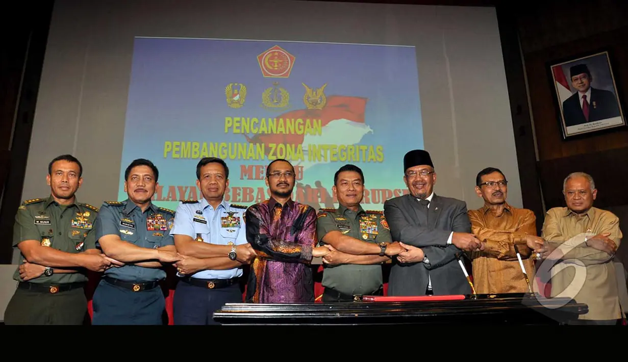 Usai mendeklarasikan dan menandatangi Paiagam Zona Bebas Korupsi, Moeldoko dan beberapa pejabat terkait berpose bersama, Jakarta, Senin (11/8/2014) (Liputan6.com/Miftahul Hayat)