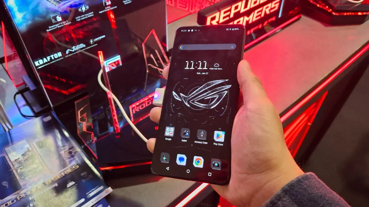 Tampilan Depan ROG Phone 8