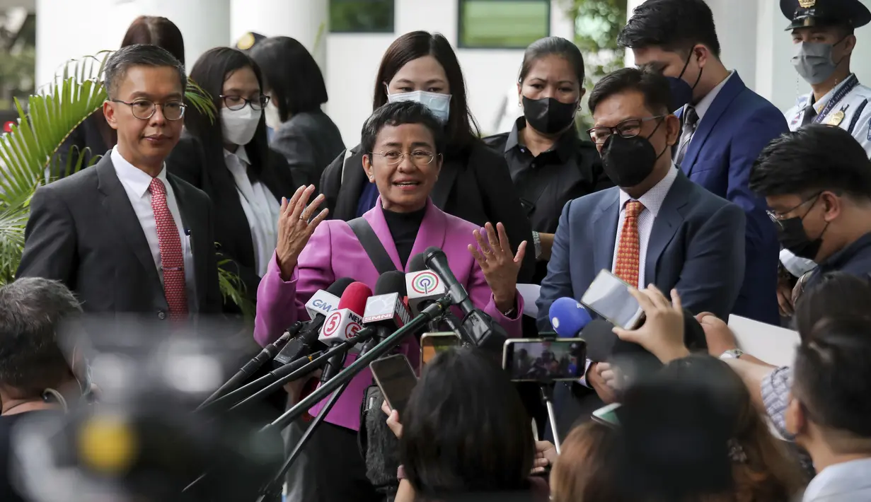 Wartawan Filipina Maria Ressa, salah satu pemenang Hadiah Nobel Perdamaian 2021 dan CEO Rappler, berbicara kepada media setelah keputusan pengadilan di Pengadilan Banding Pajak di Quezon City, Rabu (18/1/2023). Ressa masih menghadapi tiga kasus kriminal, termasuk tuduhan pencemaran nama baik dengan ancaman hukuman tujuh tahun penjara. (AP Photo/Basilio Sepe)
