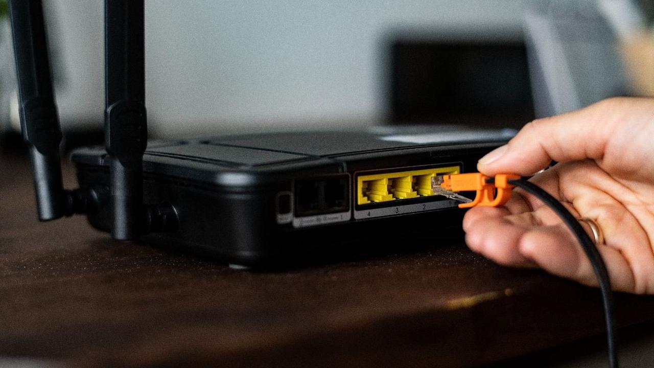 <b>Posisikan Foil di Belakang Router</b>