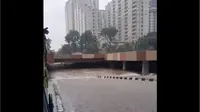 Underpass Kemayoran kembali terendam banjir. (Twitter @nkkbs)