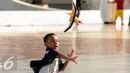 Seorang anak berusaha menerbangkan pesawat mainan saat bermain di Lapangan Monumen Tugu Pancasila TMII, Jakarta, Jumat (8/7). TMII masih menjadi lokasi favorit warga menghabiskan libur hari raya. (Liputan6.com/Helmi Fithriansyah)
