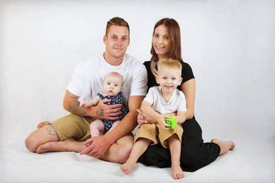 Ella dan kedua orang tua bersama sang kakak | Photo: Copyright metro.co.uk