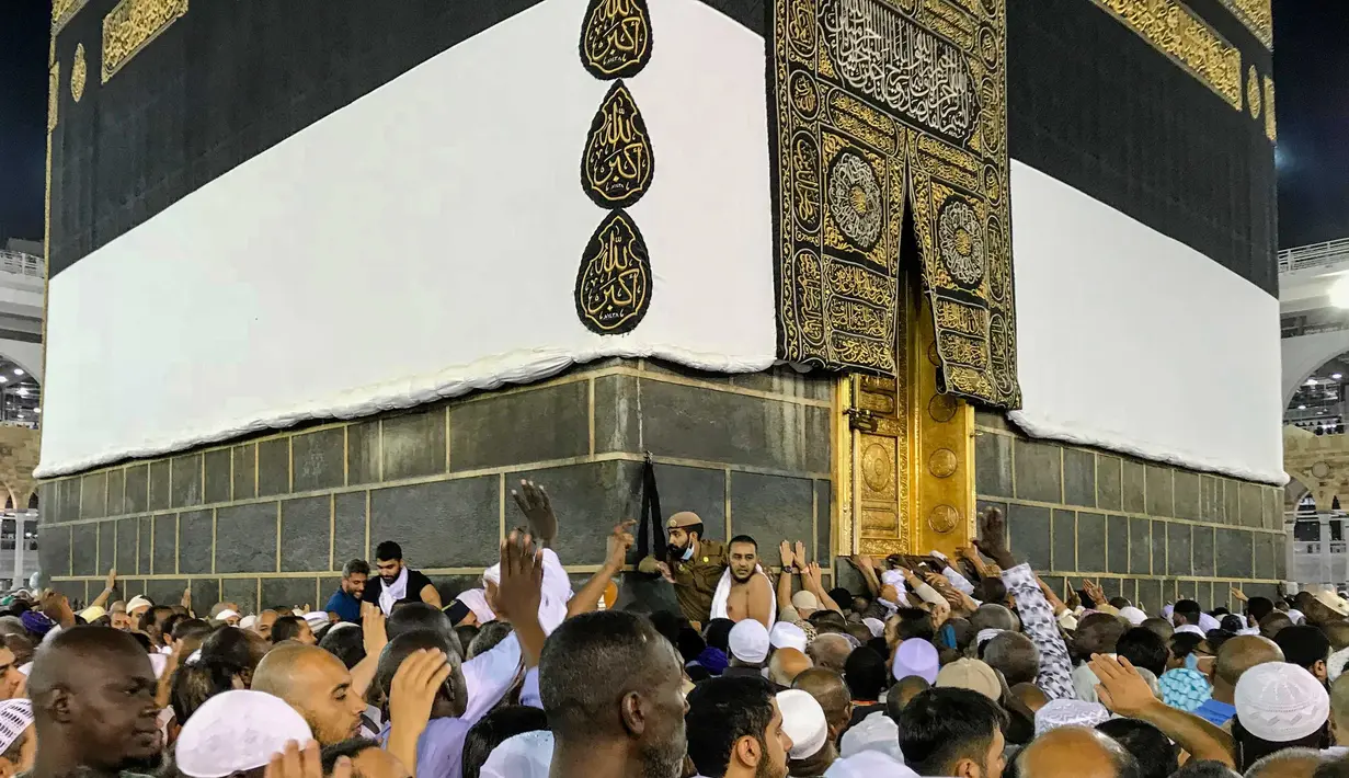 Panampakan bangunan Kakbah di Masjidil Haram, Mekah, Arab Saudi, Jumat (17/8). Kakbah berada di masjid yang paling disucikan dalam agama Islam, Masjidil Haram. (AP Photo/ Dar Yasin)